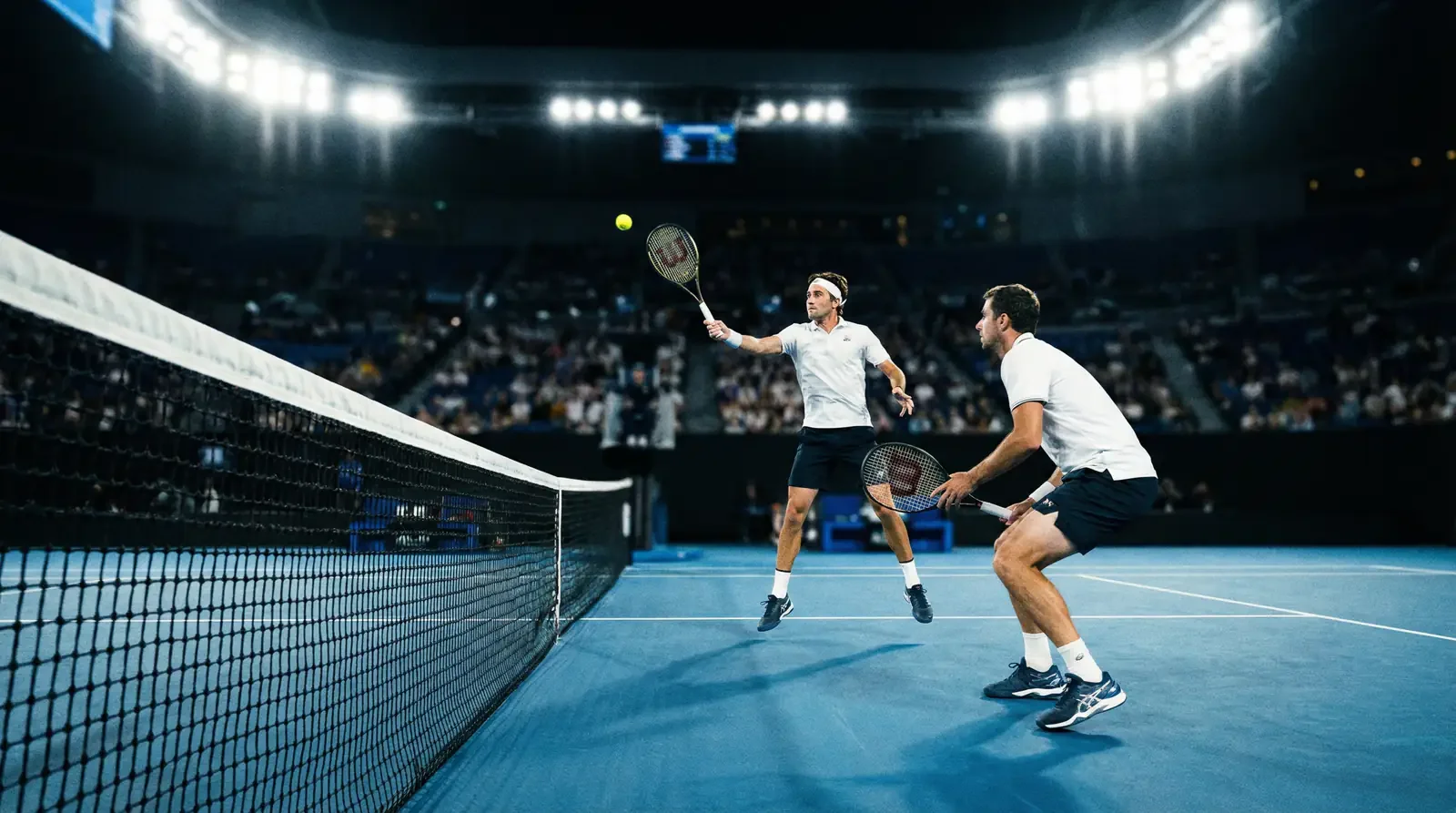 Pareja de tenistas en la red durante un partido de dobles