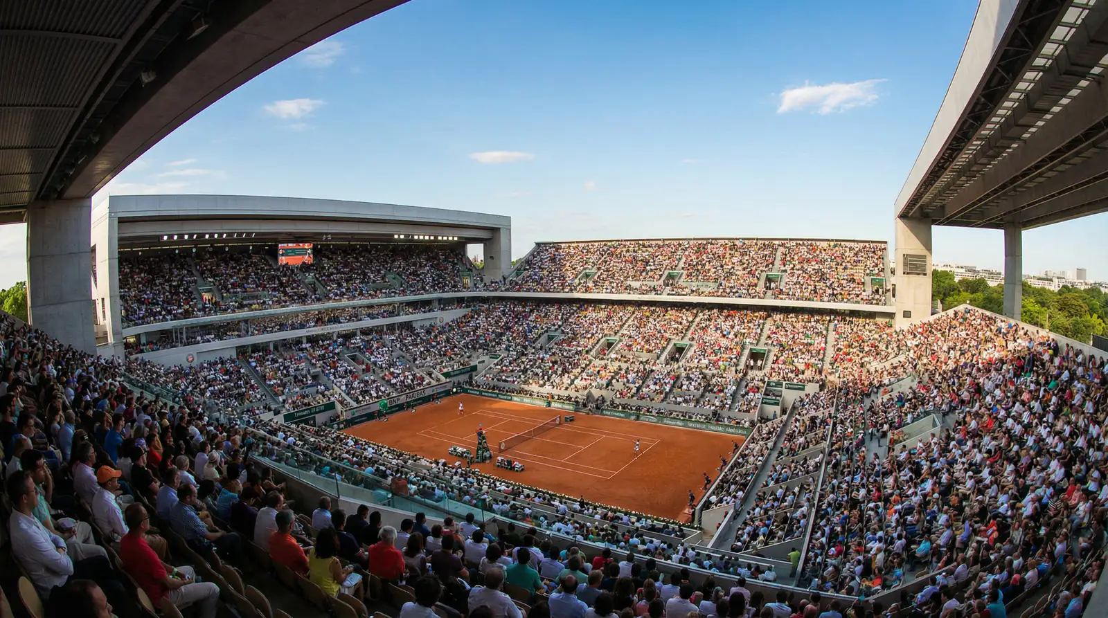 Pista central de un Grand Slam de tenis llena de espectadores durante un partido diurno